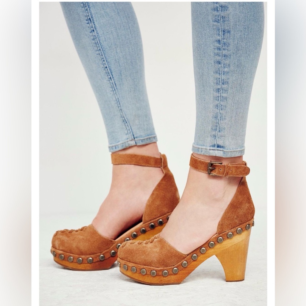Free People Jeffrey Campbell Daubs Clog in Nutmeg Suede